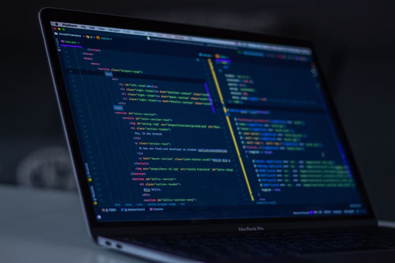 Laptop met programmeercode op het scherm