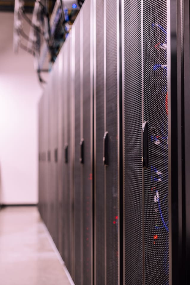 Rij serverkasten in een datacenter